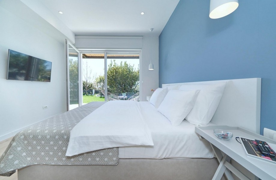 Spálňa s manželskou posteľou a prístupom do záhrady