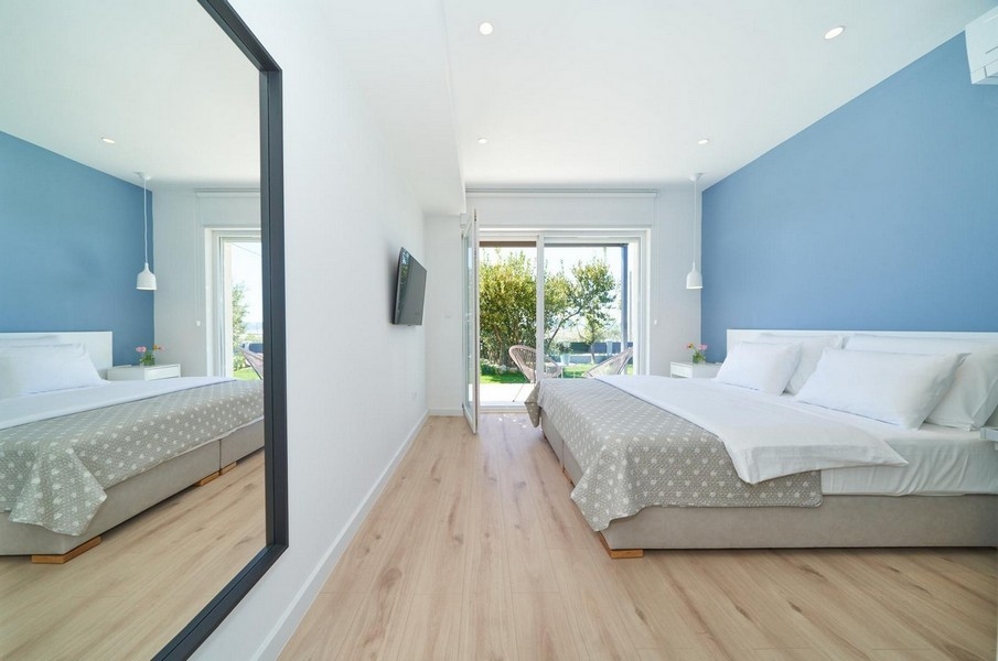 Svetlá spálňa so zrkadlom a terasou