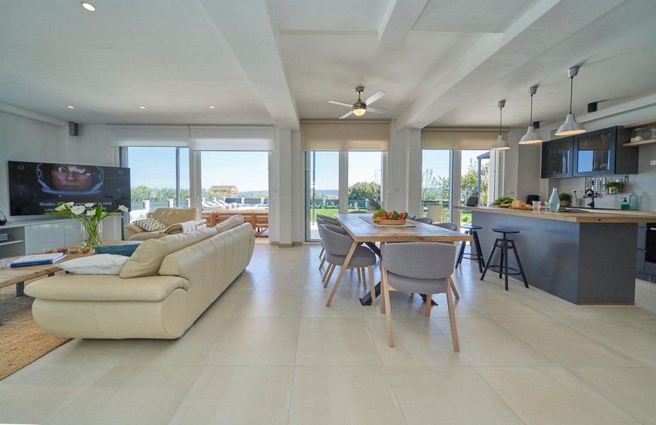 Otvorený obývací priestor s kuchyňou a jedálenským kútom