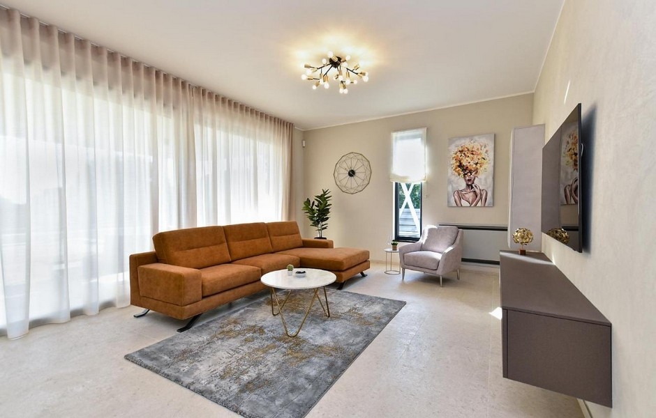 Obývacia izba s moderným zariadením.