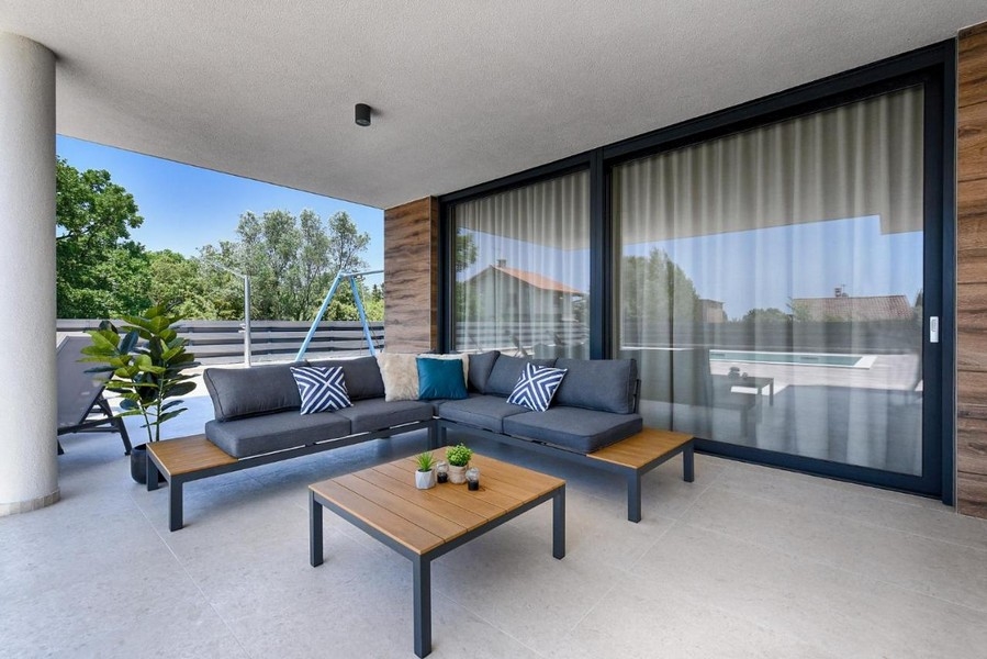 Krytá terasa nehnuteľnosti H3595 v Chorvátsku.