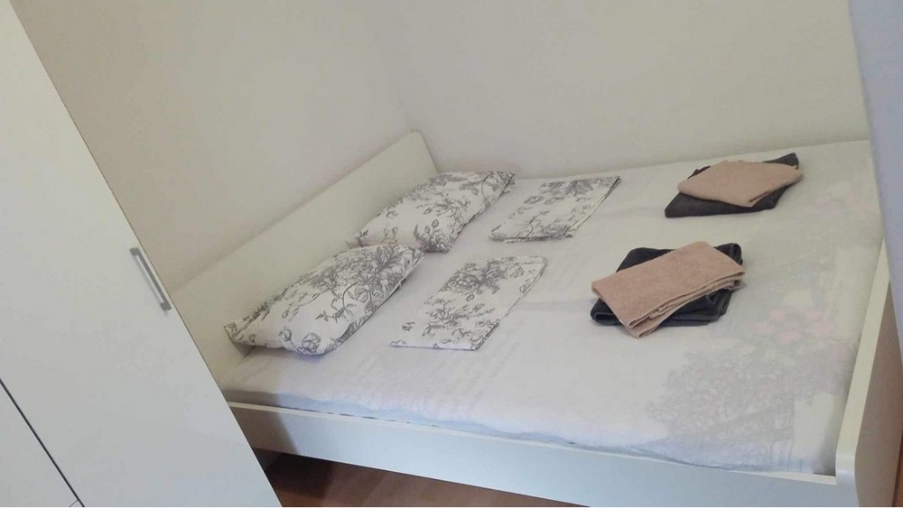 Malá spálňa s manželskou posteľou