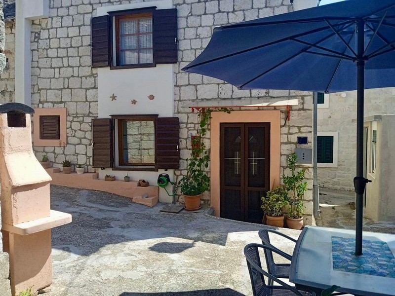 Vonkajší výhľad s terasou a slnečníkom