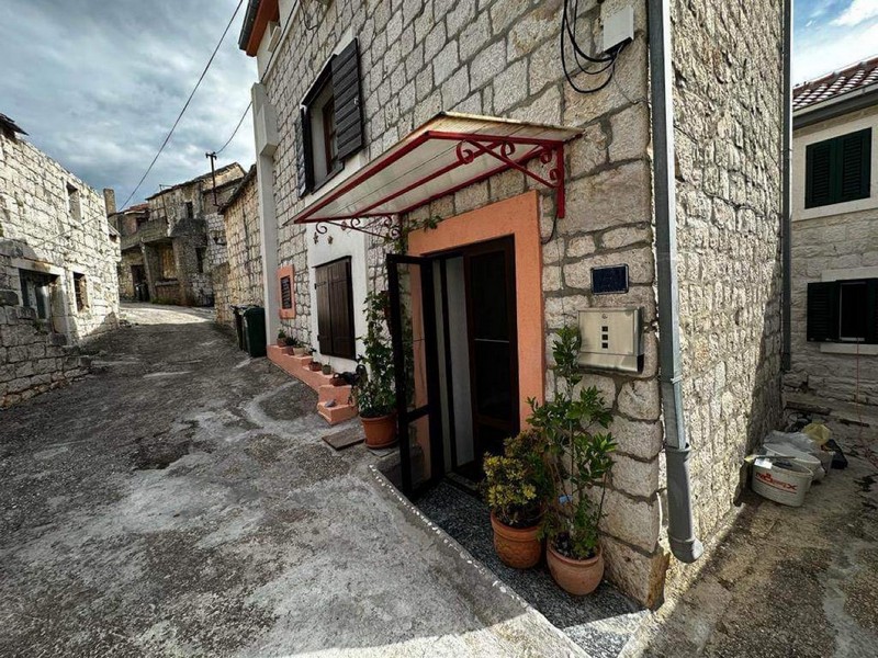 Vchod do kamenného domu v uličke