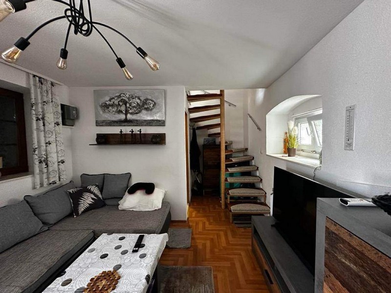 Obývacia izba so schodiskom na poschodie