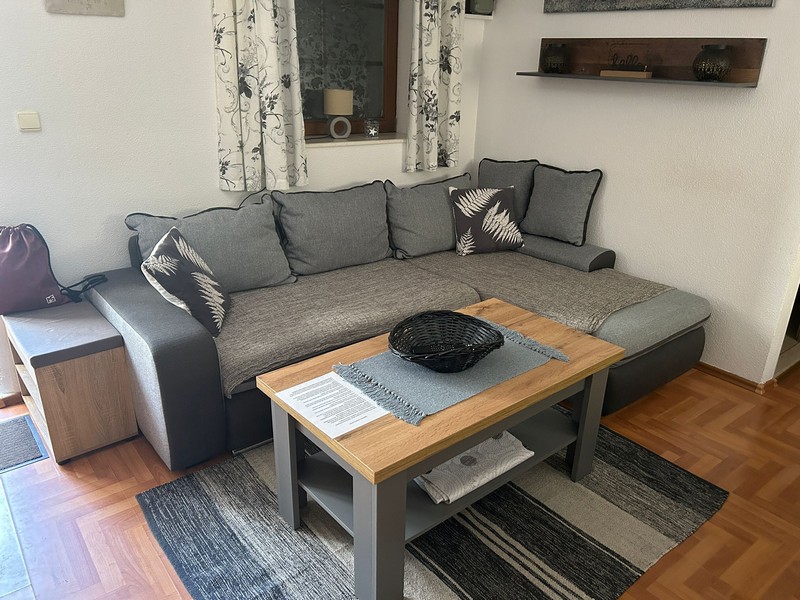 Pohovka s konferenčným stolíkom v obývacej časti