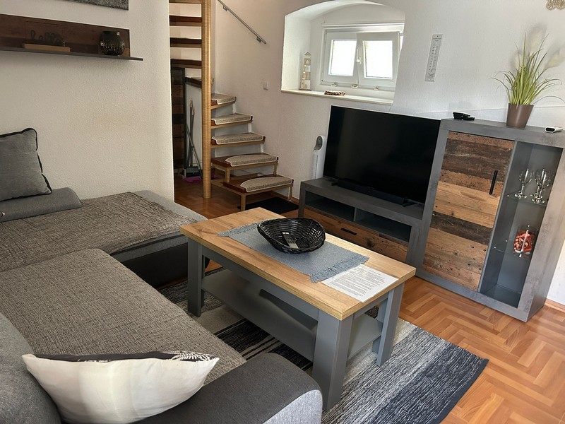 Obývacia časť s televíziou a schodiskom