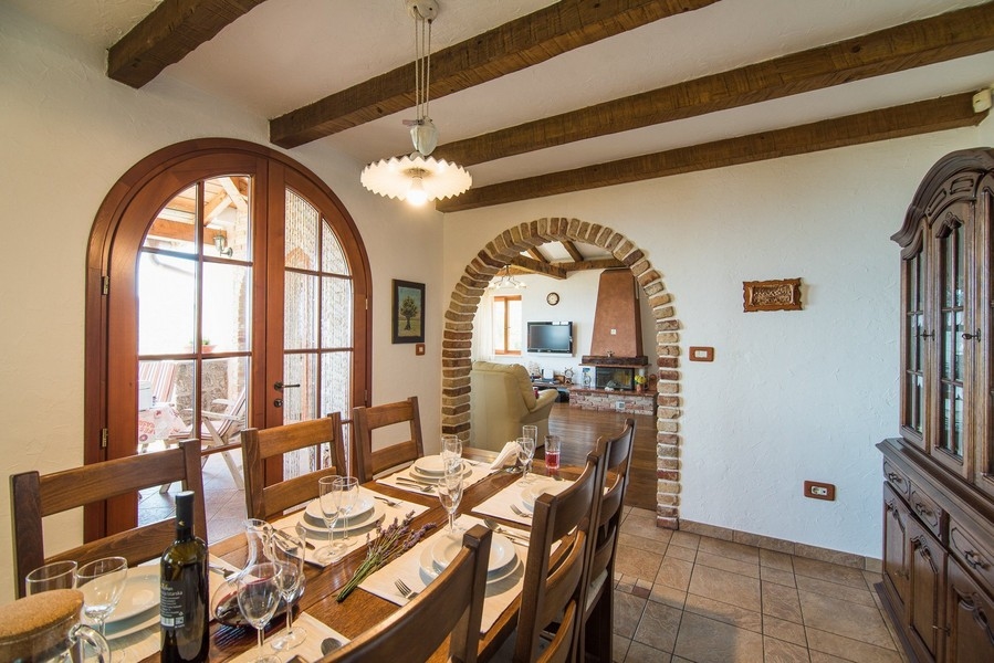 Jedálenský kút s oblúkom a prístupom na terasu