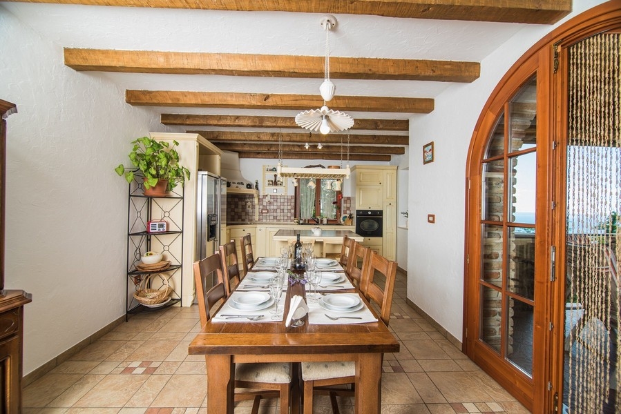 Kuchyňa s priľahlým jedálenským kútom