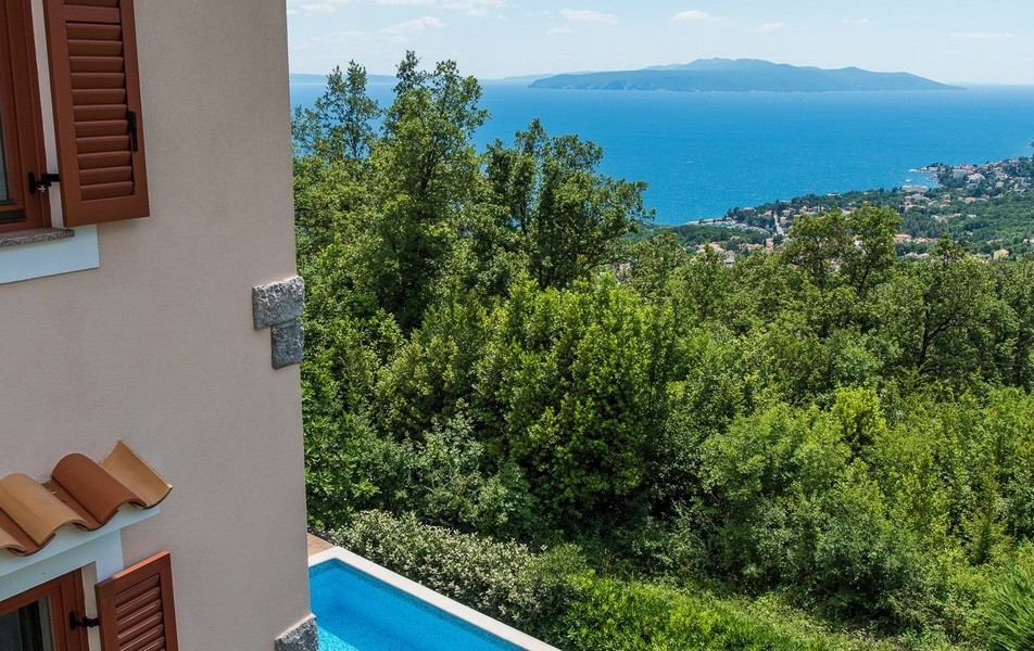 Výhľad na more a bazén z vily