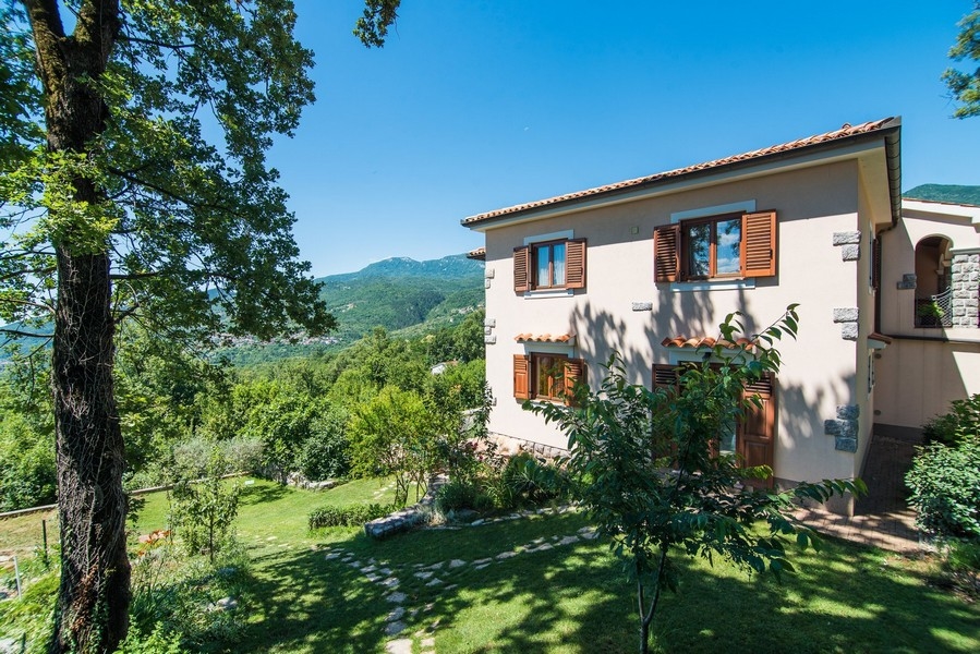 Výhľad do záhrady vily s výhľadom na pohorie Učka