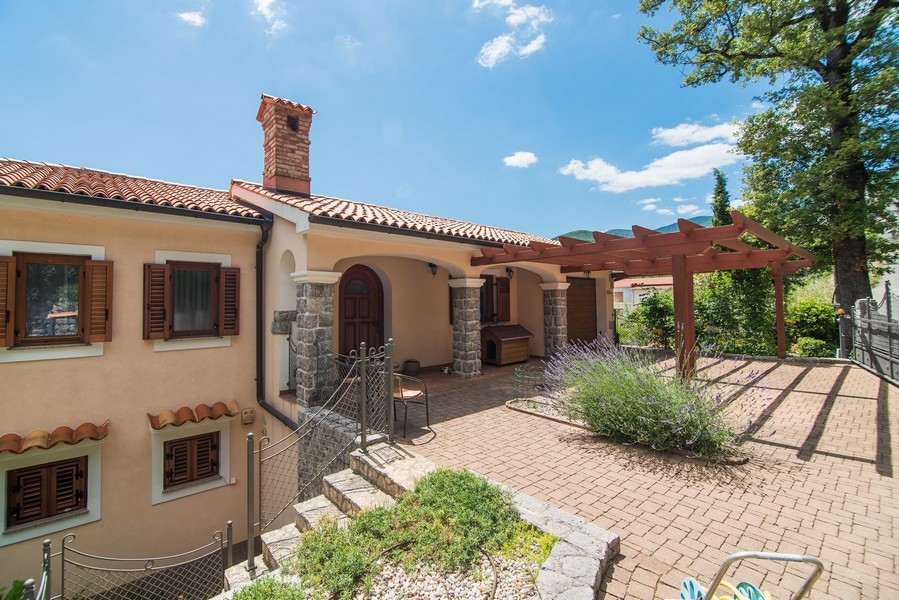 Vstup do vily s krytou terasou