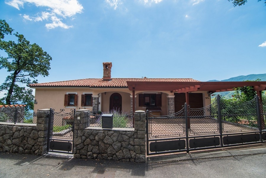 Pohľad spredu na vilu s vchodom a bránou