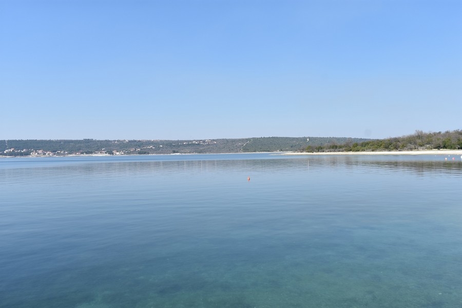 Široký výhľad na pokojné more