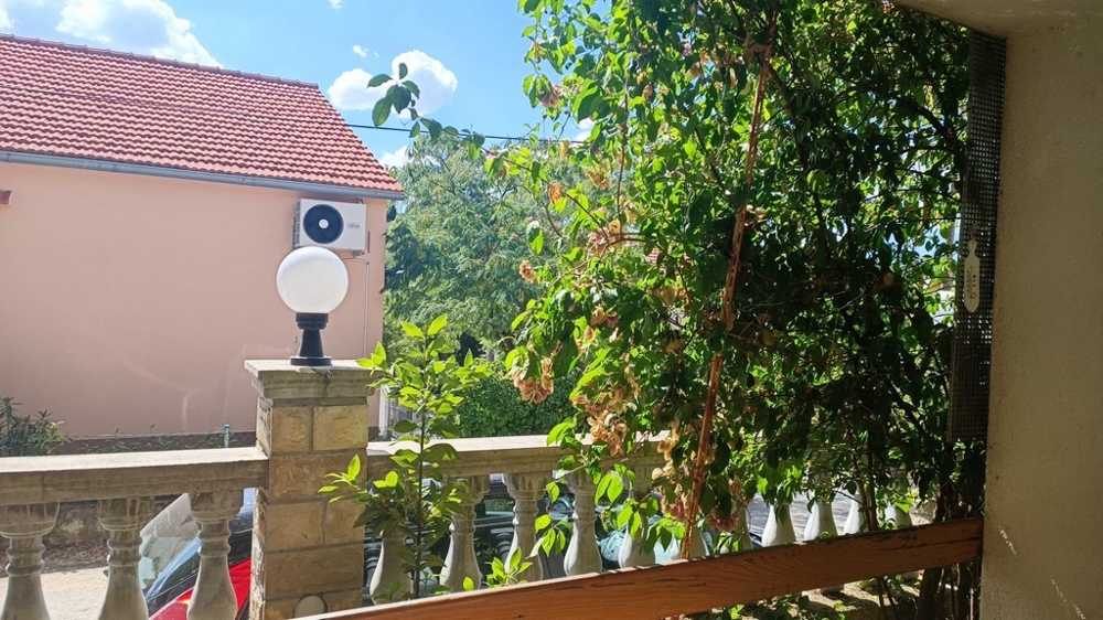 Terasa s vegetáciou a lampou