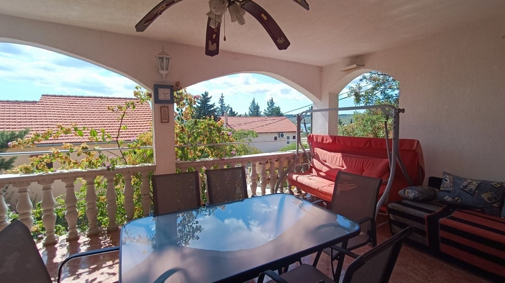 Veľká krytá terasa s posedením