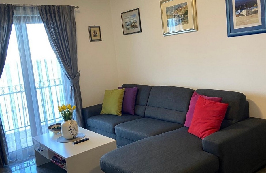 Obývacia izba s pohovkou a výhľadom na more