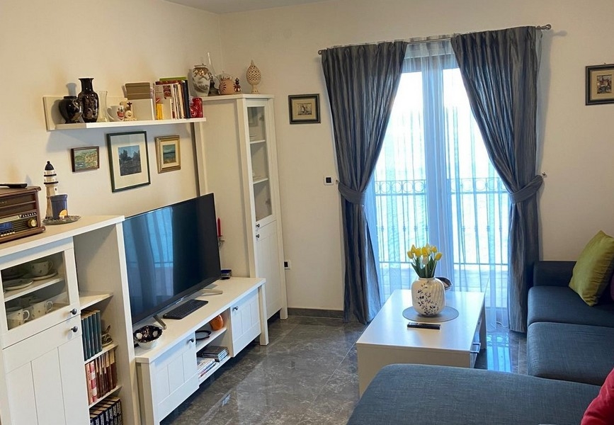 Obývacia časť s výstupom na balkón