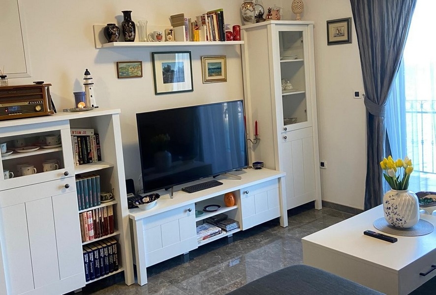 Obývacia izba s TV a policou