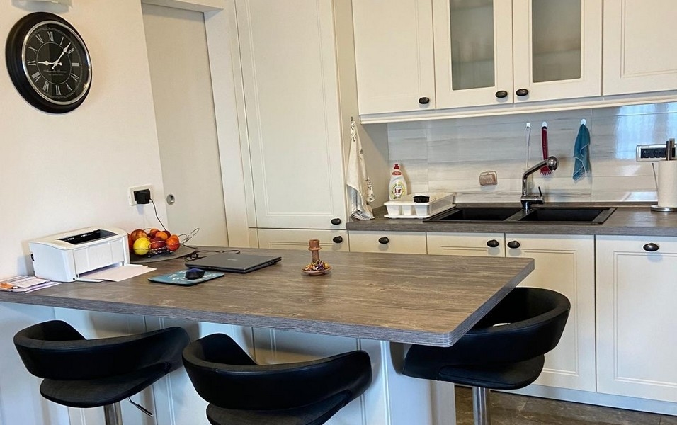 Moderná kuchynská linka s barovým pultom