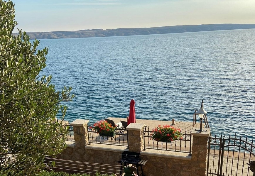 Súkromný prístup do mora so slnečníkmi