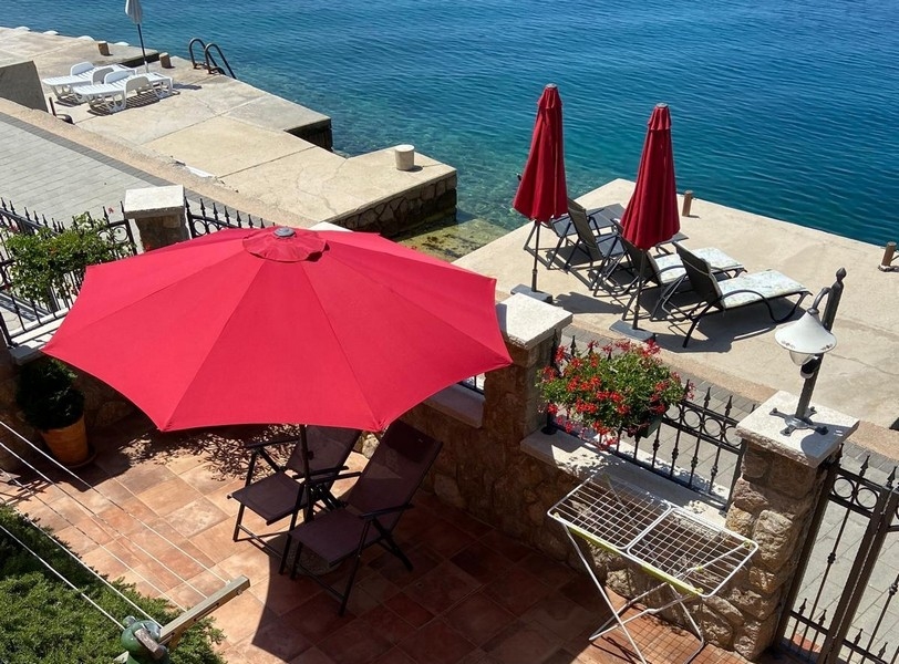 Slnečná terasa priamo pri vode