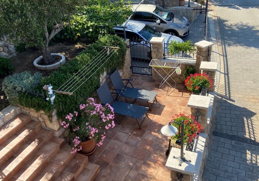 Vnútorný dvor s ležadlami a parkovacími miestami