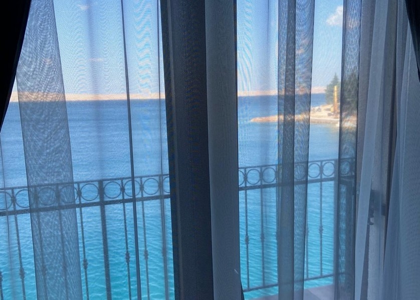 Výhľad na more cez záves v spálni
