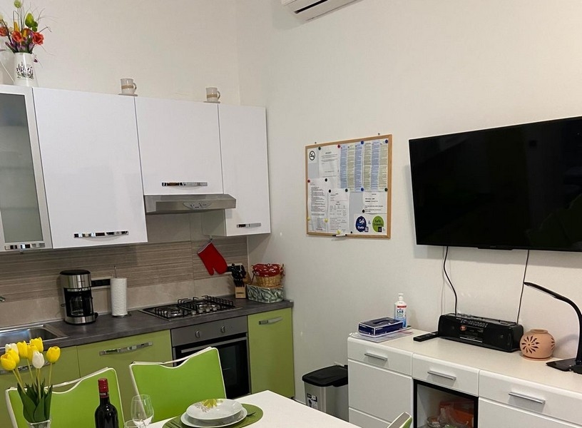 Kuchyňa s jedálenským kútom a TV