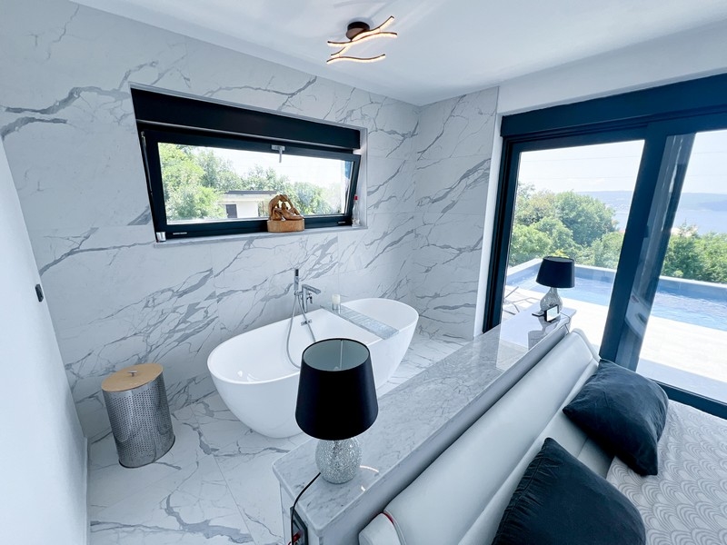 Kúpeľňa s voľne stojacou vaňou a výhľadom na more