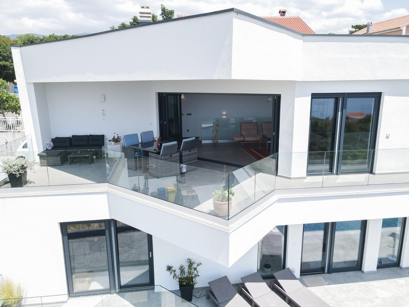 Terasa na hornom poschodí.