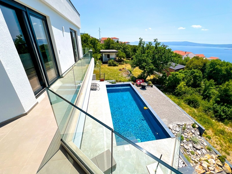 Veľká terasa s posedením na poschodí