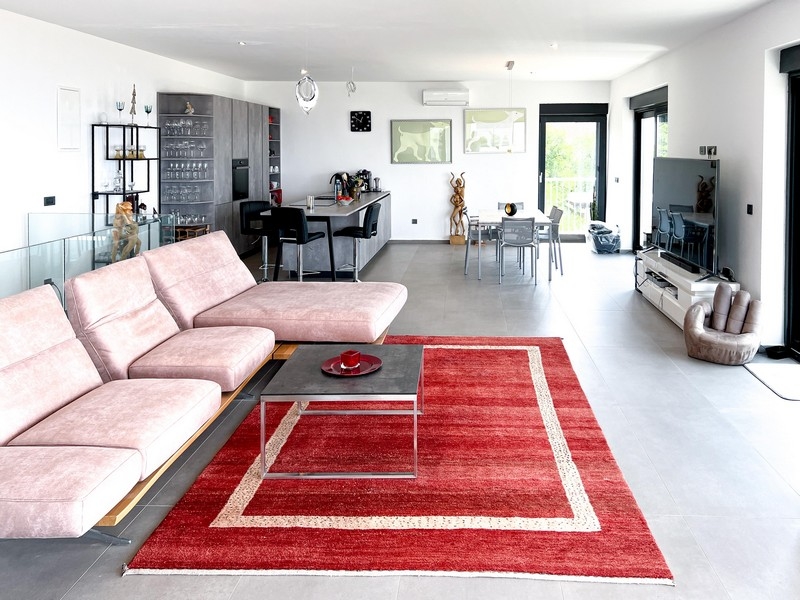 Otvorená obývacia izba s moderným zariadením