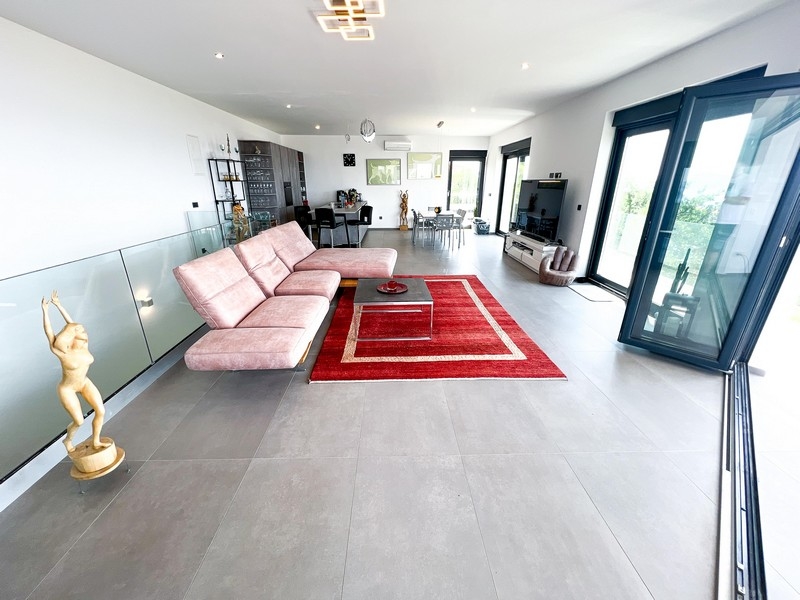 Obývacia časť s výstupom na terasu