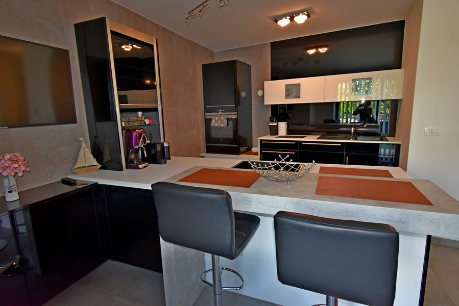 Moderná kuchyňa s ostrovčekom a barovými stoličkami