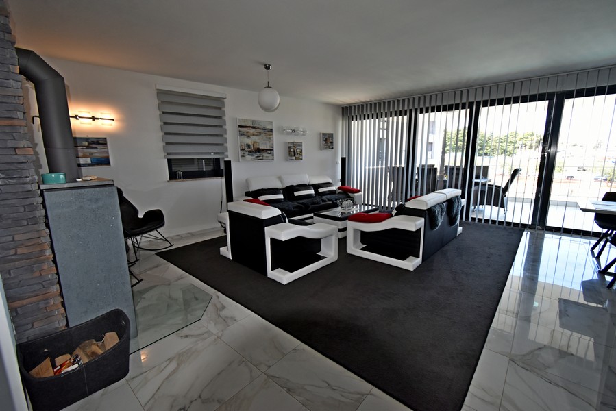 Priestranný obývací priestor s výstupom na terasu