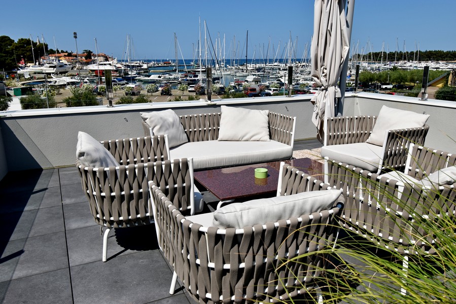 Strešná terasa s krásnym výhľadom na more - nehnuteľnosť H3602 na Istrii.