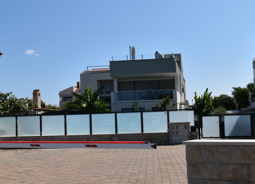 Moderná vila s plochou strechou v meste Novigrad