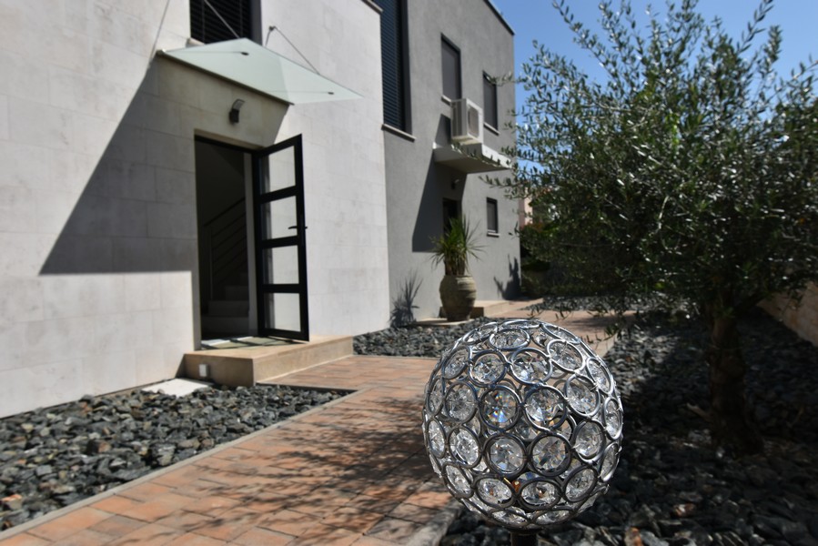 Bočný prístup so záhradou a dekoratívnou lampou