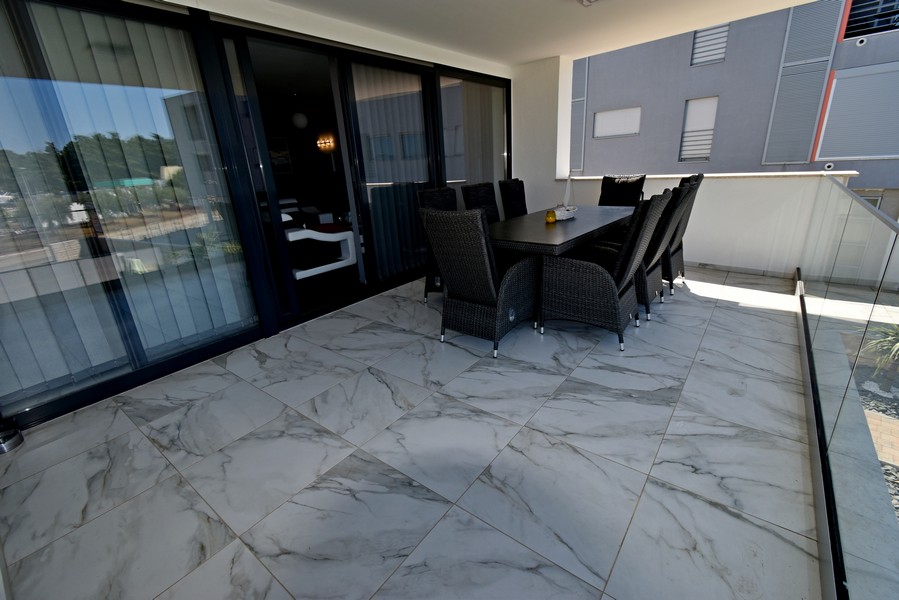 Krytá terasa s jedálenským stolom