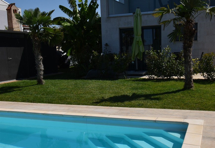 Bazén s palmami a trávnikom