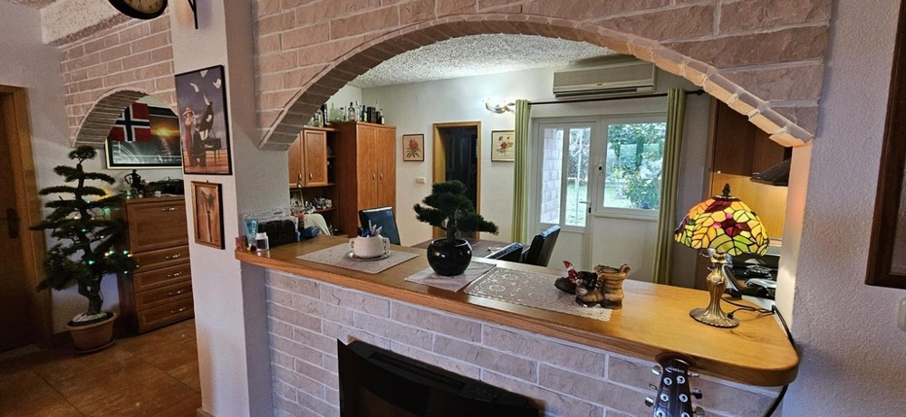 Obývacia časť s murovaným pultom a dekorom