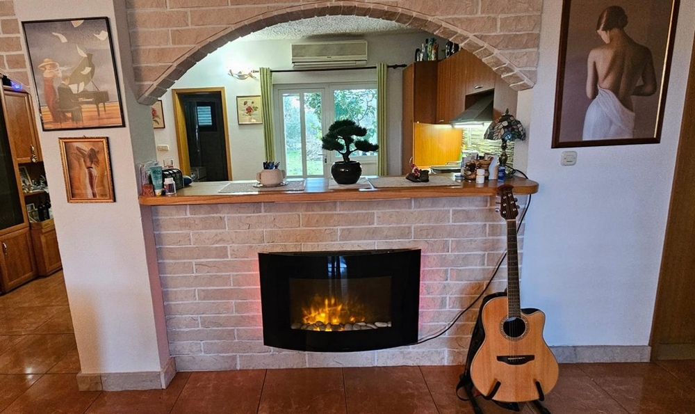 Ohnisko s gitarou a nástennými maľbami