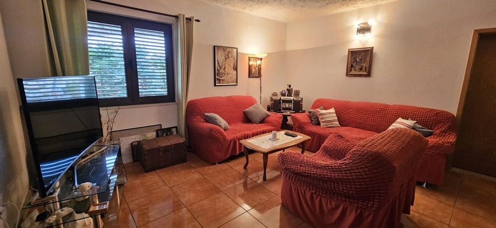 Obývacia izba so sedacou súpravou a TV