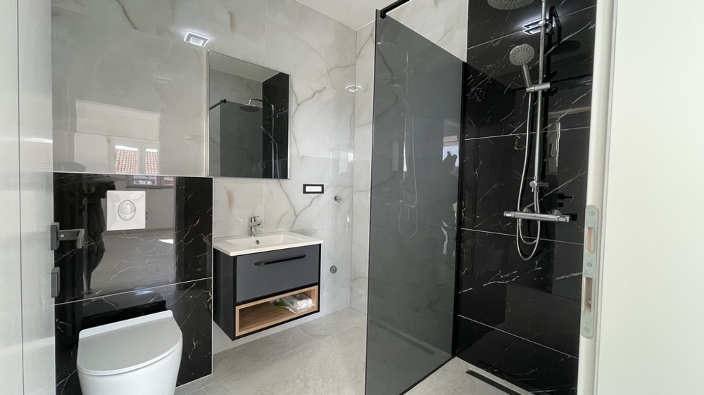 Moderná kúpeľňa so sprchovacím kútom
