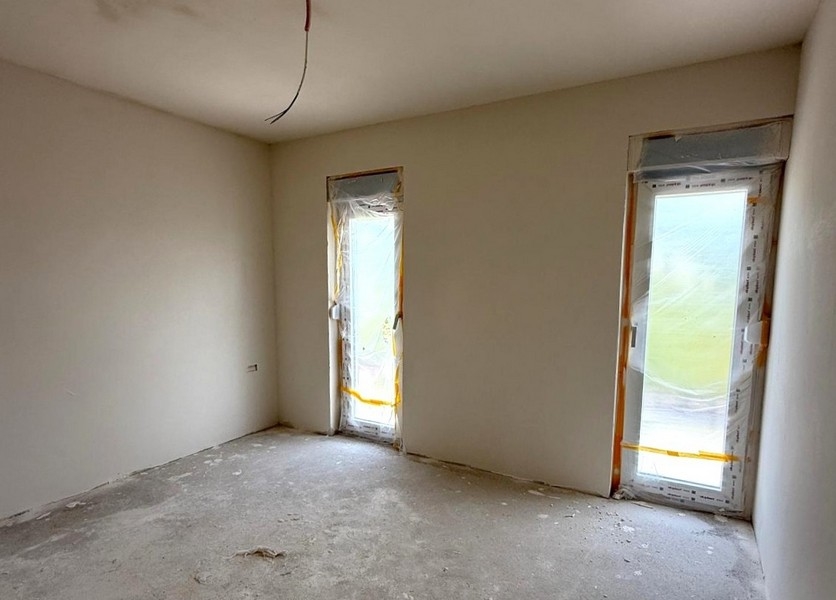 Izba s dvoma oknami od podlahy až po strop