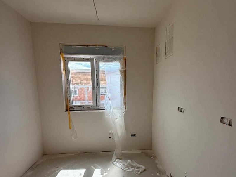 Malá izba s oknom a prirodzeným svetlom