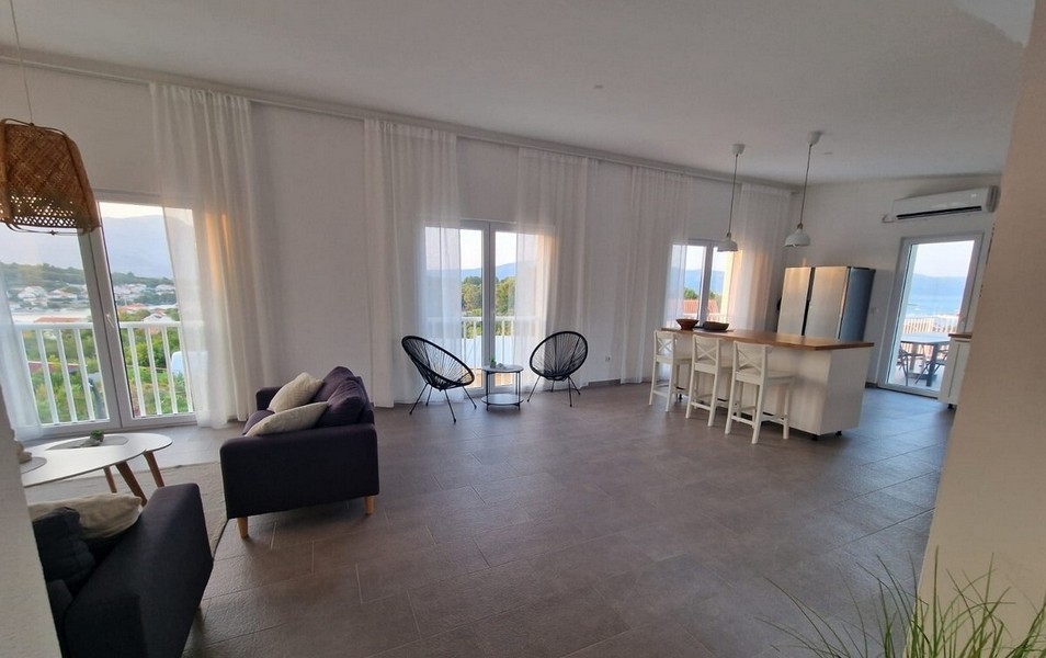 Priestranná obývacia izba s panoramatickými oknami