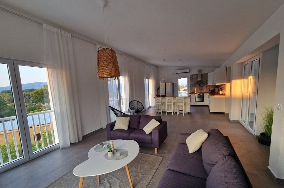 Obývacia izba s pohovkami a vstupom do kuchyne