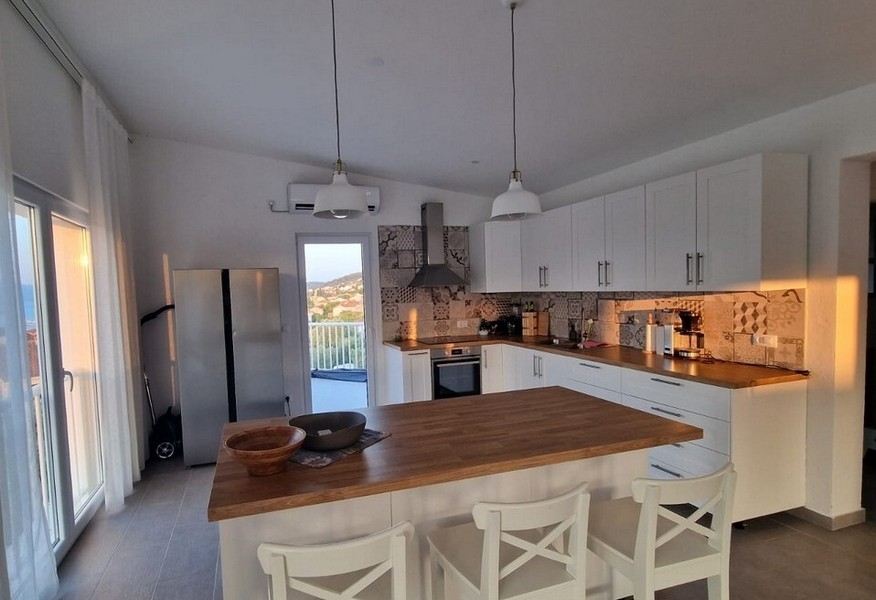 Moderná kuchynská linka s drevenou pracovnou doskou